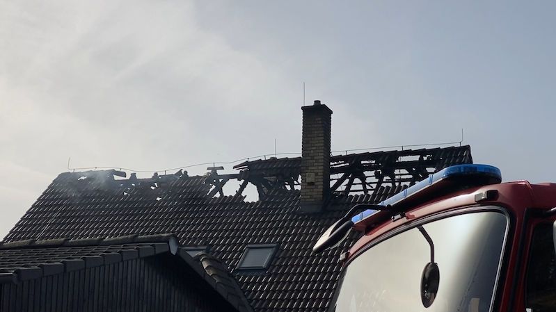 Plameny zasáhly rodinný dům u Prahy, škoda je čtyři miliony